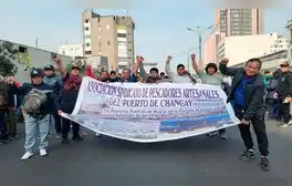 Pescadores de 7 distritos de Lima protestan contra Repsol y el Gobierno por rezagos de derrame de petróleo