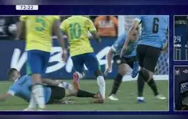 ¡Casi rompe a Rodrygo! Nández es expulsado por una dura falta en el Uruguay vs. Brasil