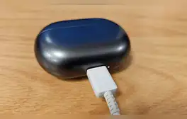 La razón por la que deberías tener cuidado al cargar tus audífonos bluetooth con cualquier cargador de teléfono