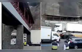 Costa Verde: camión choca contra puente 'Bajada de Baños' en Barranco y se queda atascado