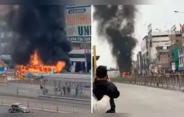 Bus de transporte público se incendió frente a la estación UNI del Metropolitano