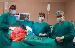 Médicos de Jaén extraen tumor gigante intraabdominal de un hombre: pesaba 12 kilos