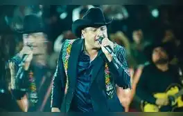 Julión Álvarez sufre acoso de fan durante show y usuarios lo defienden en redes: "Mi señorón merece respeto"