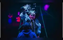Circo de Agua: Espectáculo acuático presenta un barco, piratas y sirenas bajo la carpa