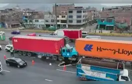 Triple choque en Vía Evitamiento: impacto entre dos camiones y un auto en El Agustino deja un muerto