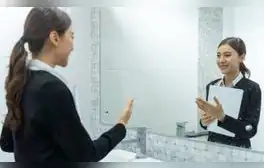 El VERDADERO significado de hablar solo: esto dice experto en Psiquiatría