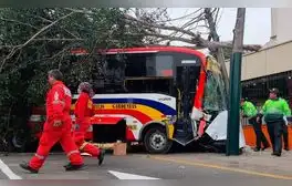 Fatal accidente en av. Brasil deja un muerto y 31 heridos: bus atropelló a peatón y quedó atascado en poste de luz