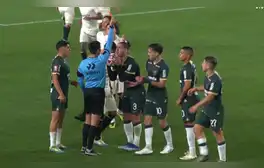 Erick Noriega le metió un codazo a Gabriel Costa y se armó una brutal gresca en el Universitario vs. Alianza Lima