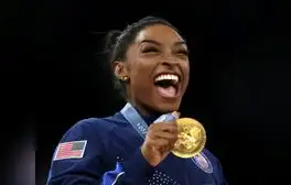 Simone Biles hace historia al liderar a Estados Unidos hacia el oro en gimnasia artística en París 2024