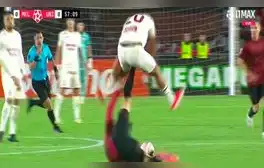 Orzán se ganó la roja por una patada en la parte baja de Alex Valera en el Universitario vs. Melgar