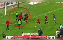 Jugadores de Universitario y Melgar se agarraron a golpes y arman batalla campal al final del partido