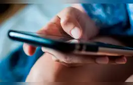 Expertos revelan por qué lo que conversas con tus amigos luego aparece como publicidad en tu teléfono