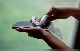 ¿Por qué no debes usar papel higiénico para limpiar la pantalla de tu celular? Esto puede pasarle