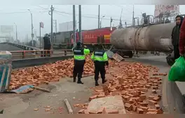 Choque de tren a la altura de la avenida Pedro Ruiz Gallo genera tráfico vehicular en la Carretera Central