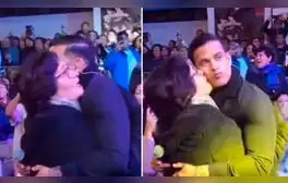 Christian Domínguez comparte emotiva escena con su madre en pleno concierto: “Mi mamá es lo máximo”