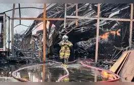 Bomberos luchan contra incendio en Breña tras más de 24 horas y el fuego se reaviva