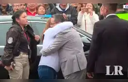 El efusivo abrazo de Dina Boluarte a Juan Santiváñez tras difusión de audios: presidenta expresa su respaldo a ministro