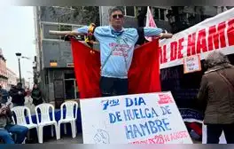 Héctor Sinchi, el maestro peruano que lleva 48 horas colgado en una cruz de madera por huelga de hambre del Sutep