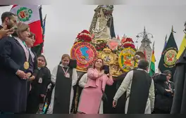 Dina Boluarte carga el anda de Santa Rosa de Lima, pero evitó declarar a la prensa