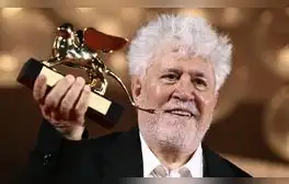 Pedro Almodóvar hace historia y gana el León de Oro en el Festival de Venecia por ‘La habitación de al lado’