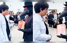 Tiktoker pide a estudiante arrancar una hoja de la Biblia por S/400 y le responden: “Me podría ir al infierno”