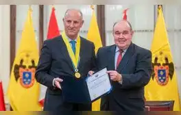 Rafael López Aliaga condecoró a Javier González-Olaechea a días de salir del Gabinete de Dina Boluarte