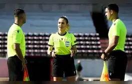 Árbitra de la Champions League se harta de titulares machistas de la prensa por su físico y cierra redes sociales