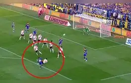 ¡Palo! Luis Advíncula estuvo a punto de anotar genial golazo de zurda en el Boca vs River