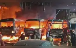 Incendio en Independencia arrasa vehículos de transporte público: sospechan que extorsionadores están implicados