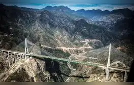 Así se construyó el puente más alto de América Latina: está sostenido por 152 tiras de acero y supera a la Torre Eiffel