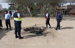 Piura: capturan a presunto delincuente y prenden fuego a su motocicleta
