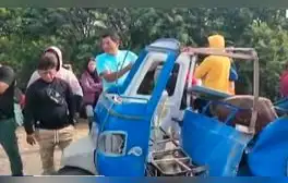 Accidente en La Libertad: choque entre bus y mototaxi deja 3 personas fallecidas en la Panamericana Norte