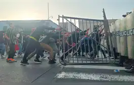 PNP lanza bombas lacrimógenas y perdigones a comerciantes y transportistas que llegaron al Congreso