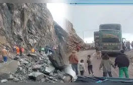 Derrumbes en la carretera Panamericana Sur provocan bloqueos y restricción de venta de pasajes desde Arequipa