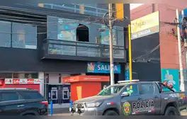 Ataque cerca al Royal Plaza: sujeto dispara contra restobar y balas alcanzan lunas de Smart Fit en Independencia