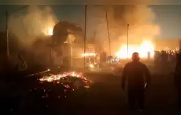 Lurigancho-Chosica: fuerte incendio consume una fábrica de colchones y moviliza a 10 unidades de bomberos