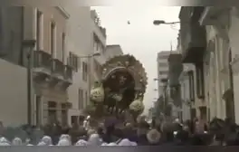 Preciso momento en que la Imagen del Señor de los Milagros casi se cae durante la segunda procesión