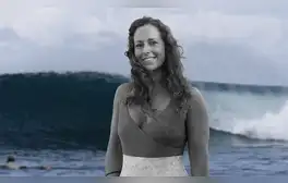 Giulia Manfrini, la surfista que falleció tras ser atravesada por un pez aguja mientras surfeaba en el mar de Indonesia