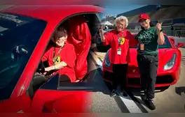 Mujer estadounidense de 94 años cumple el sueño de su vida al manejar un Ferrari: alcanzó los 240 kilómetros por hora