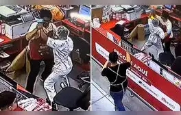 Trabajadores de supermercado bailan al ritmo de villancico y usuarios bromean: “No se gana, pero se goza”