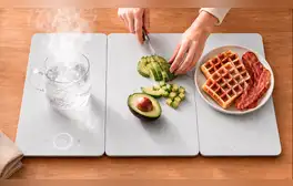 Xiaomi ha lanzado en China la Mijia Folding Warming Board, una innovadora tabla de cocina plegable diseñada para mantener los alimentos calientes y optimizar el servicio en mesa.