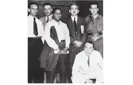 Junio de 1937, en Valencia. En la foto, vemos a Vallejo, Nicolás Guilén y Pablo Neruda. El joven de uniforme es Julio Gálvez Orrego. Imagen: Difusión.