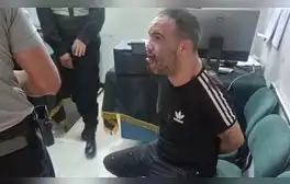 El sospechoso es interrogado por los agentes especializados de Homicidios. Foto: difusión.