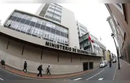 A pesar del superávit, el gasto público aumentó un 8,4% en agosto, y el MEF advierte sobre presiones por el Fenómeno El Niño y altos precios de combustibles, manteniendo un manejo fiscal prudente.