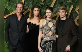 La familia en una alfombtra roja en 2024.