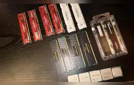 Un usuario de Reddit encontró varios módulos de RAM DDR4 tirados en la basura. Foto: Reddit
