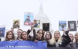 Padres de niños que fueron víctimas de depredadores en línea y del ciberacoso muestran las fotografías de sus hijos fallecidos