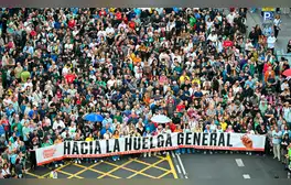 Cientos de miles de manifestantes en Madrid y otras ciudades exigen soluciones a la crisis de vivienda bajo el lema "Hacia la huelga general" tras el rechazo a decretos del Gobierno español.