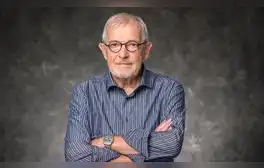 Francis Halzen, físico belga, ganó el Premio Nobel de Física 2026 por su trabajo en el Observatorio de Neutrinos IceCube, revolucionando la investigación del universo.