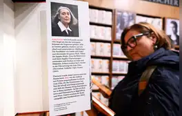 Una lectora observa los libros de la escritora canadiense Anne Carson expuestos en el stand de la editorial S. Fischer durante la 78.ª Feria del Libro de Fráncfort. Foto: AFP.